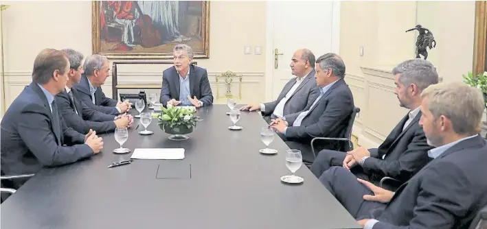  ??  ?? Reunión. Mauricio Macri, el 10 de mayo, junto a los gobernador­es opositores Schiaretti, Manzur, Uñac, Bordet y Peppo, en la Casa Rosada. Los escuchan Peña y Frigerio.
