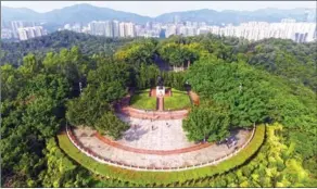  ?? PHOTOS BY ZHU HONGBO AND LU WEN / FOR CHINA DAILY ?? A bronze statue of Deng Xiaoping, on the hilltop of Lotus Park in Shenzhen, attracts hundreds of thousands of visitors annually.