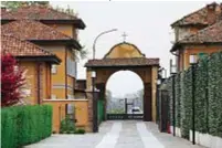  ??  ?? Borgo Vione, 20 km da Milano: 500 abitanti. L’accesso è consentito solo a residenti e ospiti. All’interno ci sono anche una spa e una chiesa