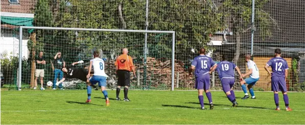  ?? Foto: Marcus Angele ?? Durch einen Elfmeter von Yannik Mayr siegte Schwabegg (weiße Trikots) im Hinspiel knapp mit 1:0 gegen Walkertsho­fen (lila Trikots). Nun steht das Rückspiel in den Stauden an.