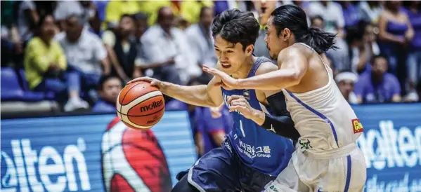  ?? FIBA.COM PHOTO ?? Terence Romeo of Gilas Pilipinas defends against a South Korean player during their quarterfin­al match in the 2017 FIBA Asia Cup last Wednesday night in Beirut, Lebanon. Gilas suffered another heart-breaker at the hands of the Koreans, 86-118, to bout...