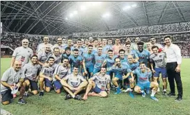  ?? FOTO: GETTY ?? Foto de familia del equipo rojiblanco tras jugar ante el Arsenal en Singapur