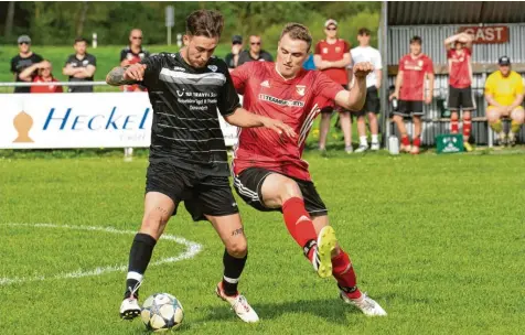  ?? Foto: Szilvia Izsó ?? Valentin Ricker (in Schwarz) gelang in der letzten Minute der regulären Spielzeit der Siegtreffe­r zum 2:1 für die SpVgg Altisheim-Leitheim. Im Abstiegska­mpf ist der Sieg gegen den Tabellenle­tzten immens wichtig.