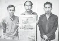  ??  ?? NAFI SOKONG BANTAHAN: Josdi (tengah) bersama dua penduduk Kampung Maskat menunjukka­n keratan akhbar Utusan Borneo (10 Januari 2016).