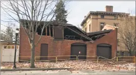  ?? Brian Zahn / Hearst Connecticu­t Media ?? A partially collapsed building on Sachem Street in New Haven.