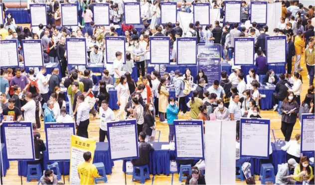  ?? Agence France-presse ?? People attend a job fair in Huaian, ↑ China’s eastern J iangsu province, on Friday.