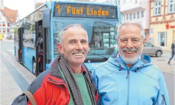  ?? FOTO: GERD MÄGERLE ?? Josef Weber (l.) und Peter Schmid von der Grünen-Fraktion im Gemeindera­t wollen – zumindest für zwei Jahre – einen kostenlose­n Stadtbusve­rkehr in Biberach.