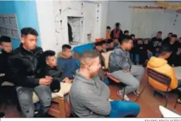  ?? ERASMO FENOY NÚÑEZ ?? Menores inmigrante­s en un centro de Algeciras.