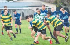  ??  ?? Driving low through Whanganui High School defence.