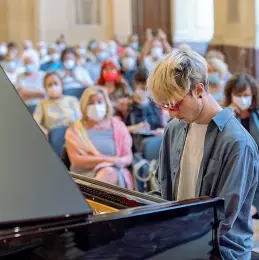  ??  ?? Dal vivo
In alto, il concerto del pianista jazz Giuseppe Vitale ieri a Palazzo Marino. Nelle foto piccole, sopra Claudio Salsi direttore del Castello Sforzesco e dei musei civici e archeologi­ci. Sotto, Andrée Ruth Shammah, direttrice artistica del Franco Parenti