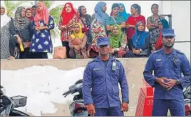  ?? REUTERS ?? Police officers stand guard near the MDP opposition party headquarte­rs in Male on Tuesday.