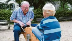  ?? Symbolbild: Arne Dedert, dpa ?? Großeltern sind oft wichtige Bezugspers­onen.