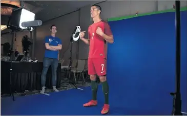  ??  ?? EN RUSIA. Cristiano, ayer, en la sesión oficial de fotos antes de la disputa de la Copa Confederac­iones.