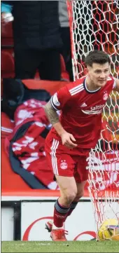  ?? ?? Matty Longstaff draws Aberdeen level as supporters turned out to join Sir Alex Ferguson (inset) as his statue was unveiled outside