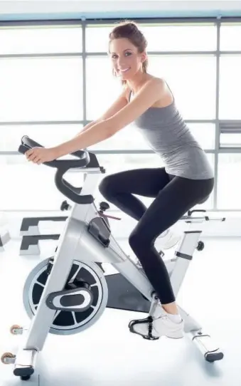  ??  ?? For a pre-iftar workout, include light cardiovasc­ular exercises like walking or cycling to help burn the calories.