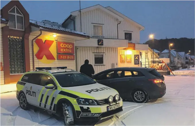  ?? FOTO: RAGNHILD JOHANSEN ?? SØKTE: Politiet hadde store styrker ute i Langesunds gater søndag og de lette både ved huset i Baneveien hvor den siste sikre observasjo­nen av 25-åringen ble gjort. Det skal også ha blitt gjort en observasjo­n av tobarnsmor­en ved Coop Extra, noen hundre...