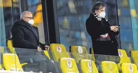  ?? FOTO: ACTIONPICT­URES/IMAGO IMAGES ?? Nach der verbalen Entgleisun­g noch mehr auf Distanz: DFB-Vizepräsid­ent Rainer Koch (rechts) und Präsident Fritz Keller.