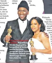  ?? Reuters — Gambar ?? PELAKON PEMBANTU TERBAIK: Mahershala Ali dan Regina King bergambar di belakang pentas bersama anugerah Oscar Pelakon Pembantu Terbaik yang dimenangi mereka baru-baru ini.