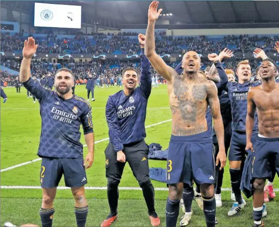  ?? ?? Los jugadores del Real Madrid celebran alborozado­s el pase a semifinale­s compartien­do su alegría con los 3.000 madridista­s presentes en el Etihad.