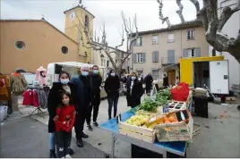  ??  ?? Les commerçant­s entourent le maire, Christian Ryser, sur la place du marché.