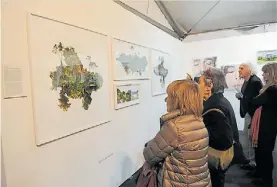  ??  ?? Obras. En una de las más de 30 galerías que exponen en la feria FACA.