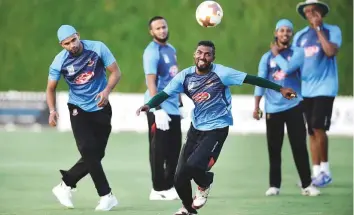  ?? Virendra Saklani/Gulf News ?? Head coach Courtney Walsh watches as the Bangladesh team train during a practice ■ session at the ICC Cricket Academy ground yesterday ahead of the Asia Cup.