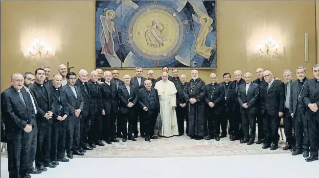 ?? AP ?? Foto de familia del papa Francisco con los obispos chilenos, en una imagen difundida por la televisión vaticana