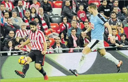  ?? FOTO: AIOL ?? Asier Villalibre
El delantero de Gernika da el pase de gol a Muniain en el 3-1 definitivo ante el Eibar