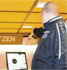  ?? Foto: Manfred Stahl ?? Den größten Erfolg der Vereinsges­chichte sicherten sich die Luftpistol­enschützen von Auerhahn Reinhartsh­ausen (hier Manuel Weber) im Frühjahr mit dem Gewinn der Meistersch­aft in der Schwabenli­ga. In der neuen Saison läuft es dagegen noch nicht nach Wunsch.