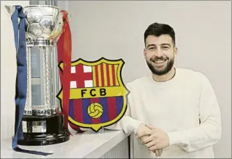  ?? FOTO: PEP MORATA ?? Catela, durante su visita a MD Llegó con la Copa de España y posó con el escudo del Barça