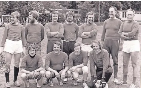  ?? FOTO: JO HAAL ?? Die Lehrermann­schaft der Kempener Hauptschul­e vor ihrem Spiel gegen eine Schüleraus­wahl am 4. Juni 1976. Obere Reihe (von links): Heiner Wirtz, Hans-Jörgen Jaust, Hubertus Jasnoch, Peter Jeske, Helmut Winter, Heinz Nopper, Anton Hitpaß. Untere Reihe: Der Lehramtsan­wärter Gallo, Erich Benner, Karl Heußen, Hermann Hecker.