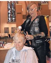  ?? FOTO: RIXKENS ?? Ein „Barber Angel“schneidet einer Frau in der City-Kirche die Haare. Einen Spiegel bekommt sie erst, wenn ihre Frisur fertig ist.