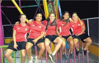  ?? CORTESÍA MARÍA PAULA SALAS ?? Daniela Contreras, Medolyn Guerrero, María Paula Salas, Alexa Aguilar y Priscilla Chinchilla durante la concentrac­ión en Nicaragua. El equipo volvió el domingo al país.