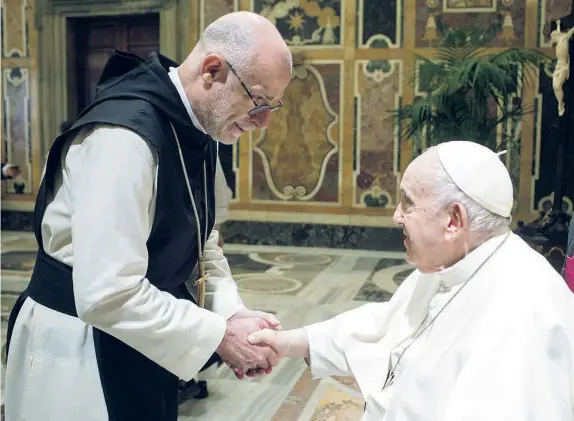  ?? OBISPADO DE GERONA ?? El nuevo obispo de Gerona, Octavi Vilà, saluda al Papa Francisco