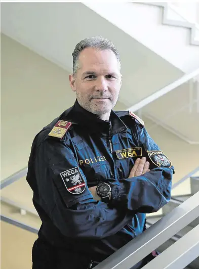  ??  ?? WEGA-Chef Oberst Ernst Albrecht: „Je früher wir Druck auf einen Attentäter machen, um so weniger Schaden passiert“