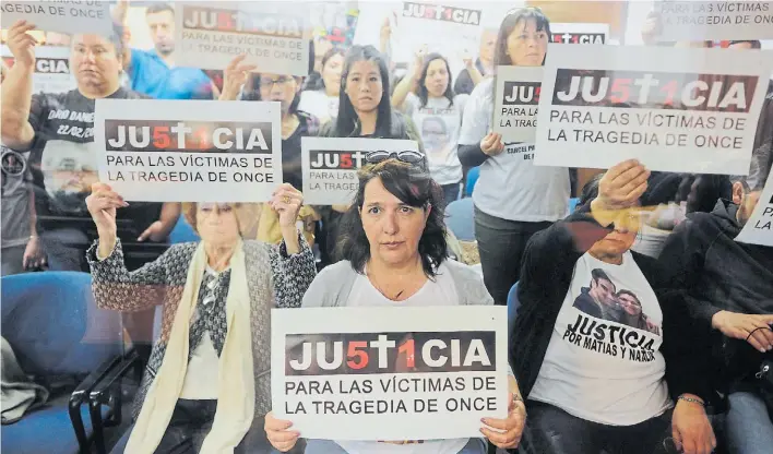  ?? D’ELÍA ?? Justicia. María del Lujan Rey y otros familiares de las víctimas de la tragedia de Once esperan la sentencia con los carteles que llevaron adelante durante todo el proceso.