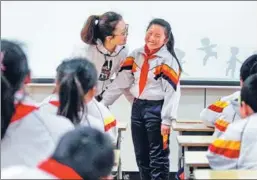  ?? LI JING / XINHUA ?? A teacher at a school in Xuzhou, Jiangsu province, shows students how to recognize inappropri­ate