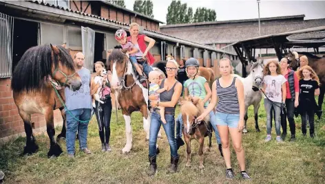  ?? RP-FOTO: RALPH MATZERATH ?? Luxuscampi­ng statt Stallgemei­nschaft im Rheinbogen? Viele Mitglieder des Reitsportv­ereins sind nicht einverstan­den mit den Plänen der Stadt.