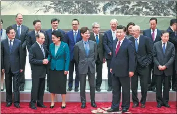  ?? WU ZHIYI / CHINA DAILY ?? President Xi Jinping meets with members of the Advisory Board of Tsinghua University School of Economics and Management at the Great Hall of the People in Beijing on Monday.