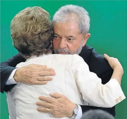  ?? IGO ESTRELA / GETTY ?? Satisfacci­ón efímera.
Dilma Rousseff y Lula intentaron evitar la detención del expresiden­te con su nombramien­to como ministro, pero un juez revocó la decisión.