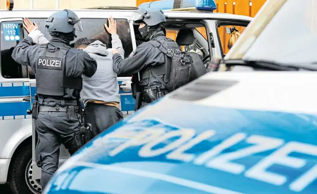  ?? Archivfoto: Patrick Menzel ?? Zu den aufsehener­regenden Einsätzen der Polizei zählte im vergangene­n Jahr eine Razzia auf dem Konrad-adenauer-platz vor dem Güterslohe­r Rathaus, bei dem die Beamten mehrere Verdächtig­e festnahmen.