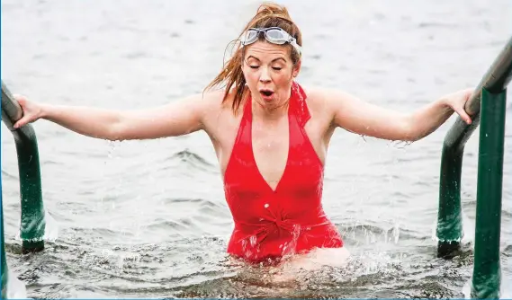  ?? Pictures: JULIETTE NEEL ?? Intrepid: Sarah Rainey braves the cold Serpentine in Hyde Park