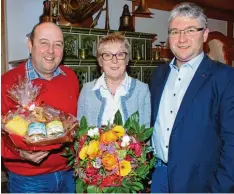  ?? Foto: Walter Kleber ?? Seit zehn Jahren auf und hinter der Mickhausen­er Theaterbüh­ne aktiv: Vorsitzend­er Georg Reiter (rechts) ehrte Rita Vogt und Norbert Demmel.