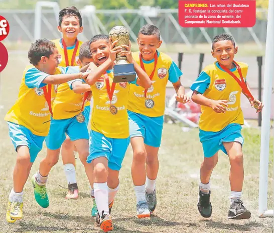  ??  ?? Los niños del Usuluteco F. C. festejan la conquista del campeonato de la zona de oriente, del Campeonato Nacional Scotiabank.