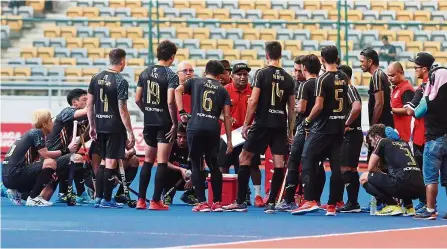  ??  ?? Coach no more: Terengganu hockey coach I. Vikneswara­n (centre, wearing cap) briefing his team during the final match of Tan sri P. alagendra cup against TNb in January.