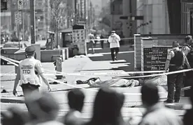  ?? FOTOS AFP ?? El cuerpo de una persona aparece cubierto, tras ser arrollado por la camioneta.