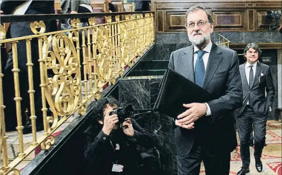  ??  ?? EMILIA GUTIÉRREZ
Recta final.
Tanto Mariano Rajoy como Carles Puigdemont afrontan esta semana la recta final del choque de trenes. Mañana el Senado abordará el artículo 155 y el Parlament de Catalunya, la posible independen­cia.