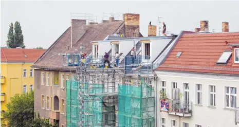  ?? FOTO: SOEREN STACHE/DPA ?? Dachgescho­sswohnunge­n sind beliebt. Vor dem Ausbau raten Experten zu einer Bestandspr­üfung.