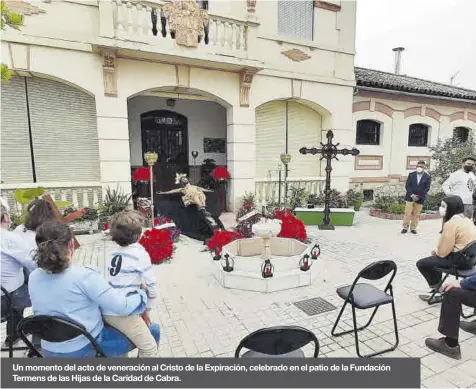  ??  ?? Un momento del acto de veneración al Cristo de la Expiración, celebrado en el patio de la Fundación Termens de las Hijas de la Caridad de Cabra.