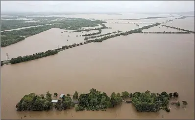  ?? Arkansas Democrat- Gazette/ BENJAMIN KRAIN ?? Floodwater­s from the White River surround and engulf homes near Newport in Jackson County.